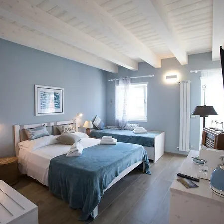 Laura E Christian - 招待所 4*