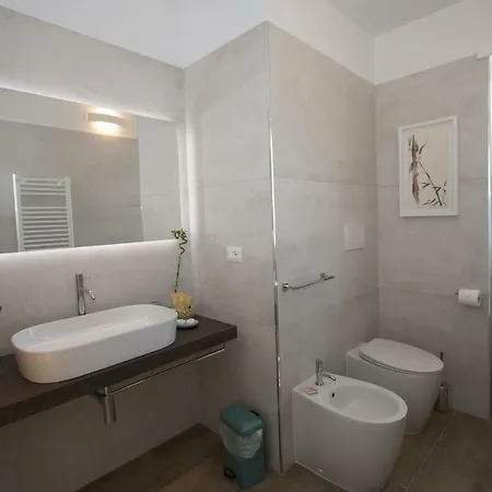 Laura E Christian - 4* 格拉多