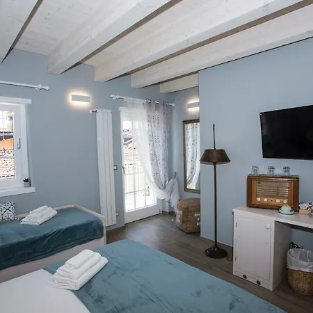 Laura E Christian - 招待所 4*