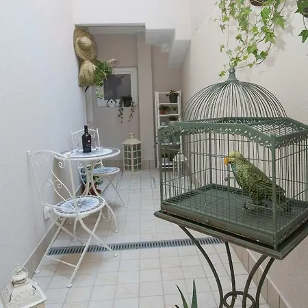 Laura E Christian - 格拉多