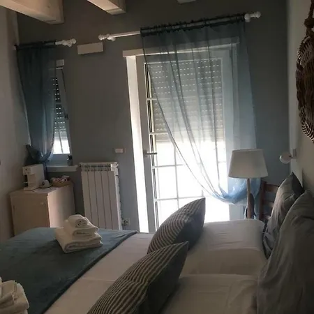 Laura E Christian - 招待所 4*