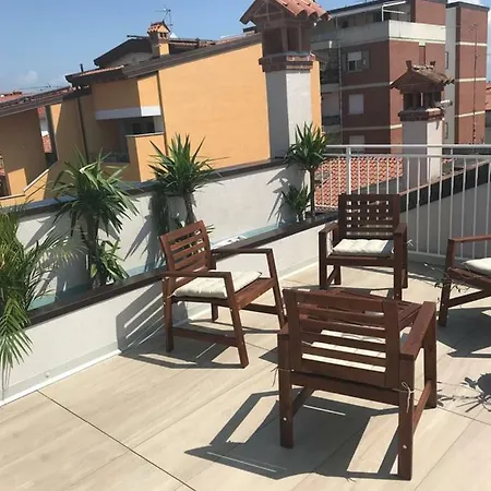 Laura E Christian - 招待所